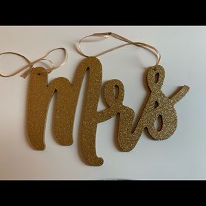 Mr & Mrs gold glitter signs